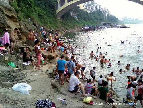 桂江一橋冬泳碼頭為改善游泳環境修建親水平臺